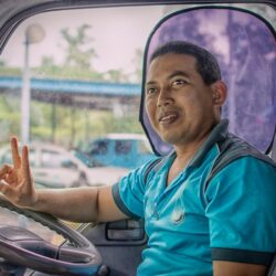 Een buschauffeur van Arriva die aan het werk is, met aandacht voor verkeersveiligheid en klantvriendelijkheid.