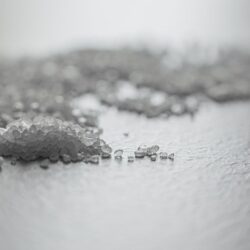 Baja Gold zeezout in een glazen pot, omringd door natuurlijke mineralen en zee-elementen voor een gezonde levensstijl.